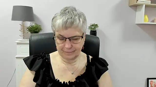Snapshot of IrisDream chatting on 05.18.26 IrisDream online show from 05.18.26