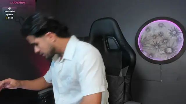 Snapshot of khriss_brown chatting on 11.19.25 khriss brown online show from 11.19.25