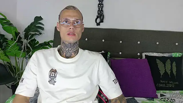 Snapshot of fucking_sinner chatting on 11.28.25 fucking sinner online show from 11.28.25