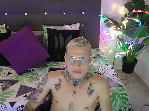 Snapshot of fucking_sinner chatting on 11.30.25 fucking sinner online show from 11.30.25