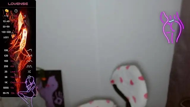 TRIXIE TANG28 online show from 02.04.25