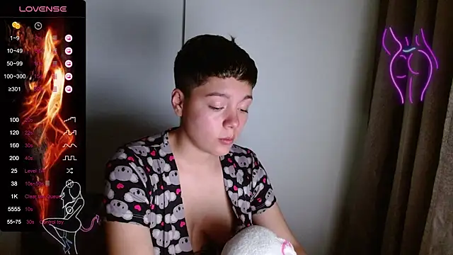 TRIXIE TANG28 online show from 02.18.25