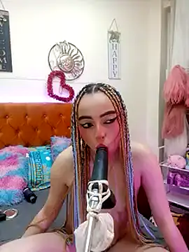 Snapshot of Yennastone chatting on 12.15.24 Yennastone online show from 12.15.24