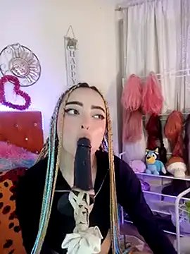 Snapshot of Yennastone chatting on 12.26.24 Yennastone online show from 12.26.24