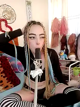 Snapshot of Yennastone chatting on 12.26.24 Yennastone online show from 12.26.24