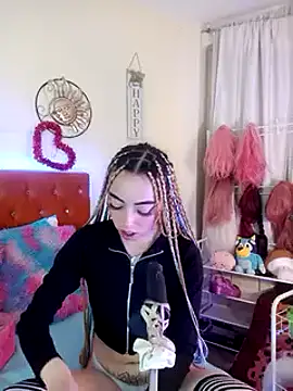 Snapshot of Yennastone chatting on 12.27.24 Yennastone online show from 12.27.24
