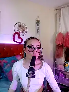 Snapshot of Yennastone chatting on 01.04.25 Yennastone online show from 01.04.25