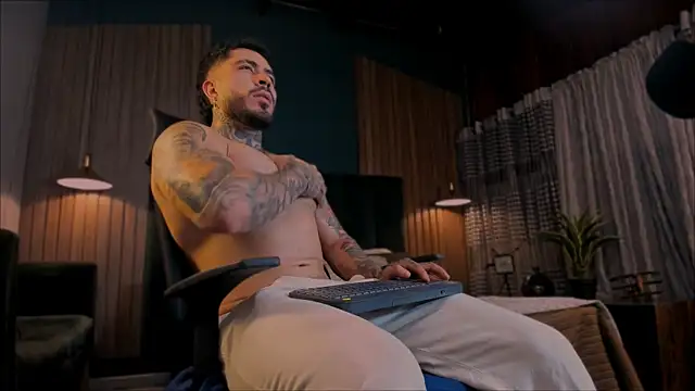 Snapshot of LeoSalvatore_ chatting on 01.30.25 LeoSalvatore online show from 01.30.25