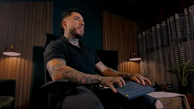 Snapshot of LeoSalvatore_ chatting on 02.04.25 LeoSalvatore online show from 02.04.25