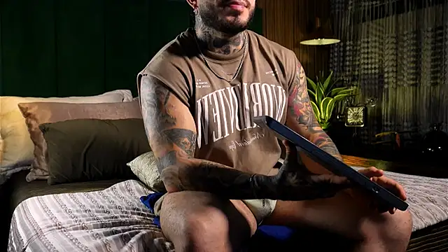 Snapshot of LeoSalvatore_ chatting on 03.09.25 LeoSalvatore online show from 03.09.25