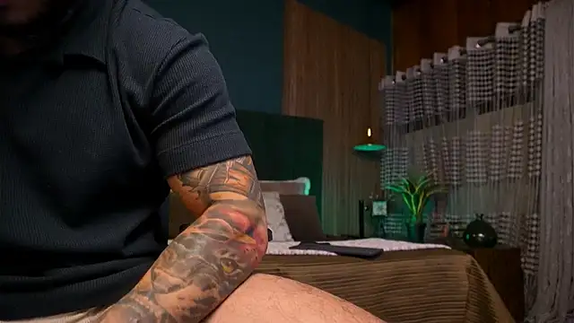 Snapshot of LeoSalvatore_ chatting on 03.18.25 LeoSalvatore online show from 03.18.25