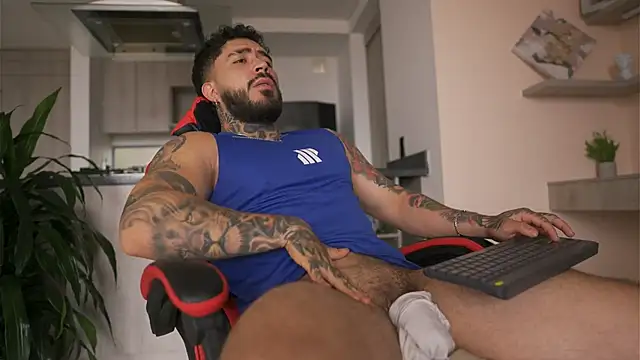 Snapshot of LeoSalvatore_ chatting on 10.10.25 LeoSalvatore online show from 10.10.25