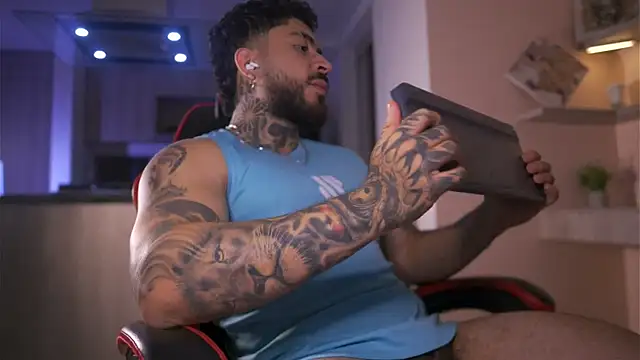 Snapshot of LeoSalvatore_ chatting on 10.27.25 LeoSalvatore online show from 10.27.25