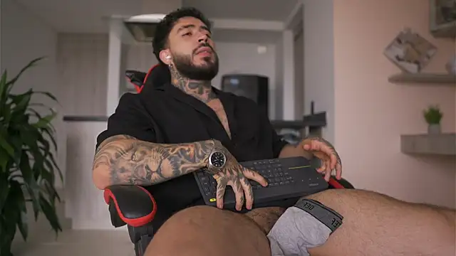 Snapshot of LeoSalvatore_ chatting on 11.14.25 LeoSalvatore online show from 11.14.25