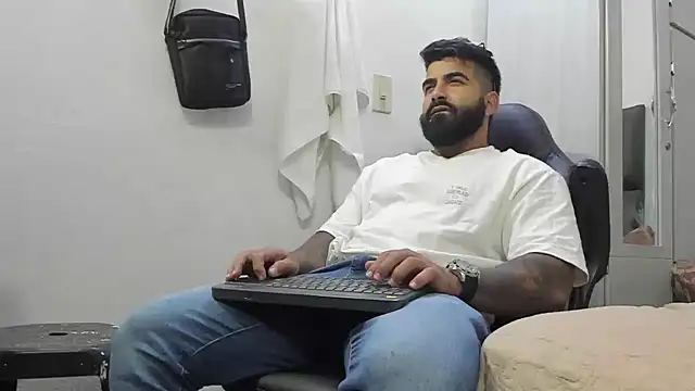 Snapshot of Lyon_vach chatting on 01.13.25 Lyon vach online show from 01.13.25