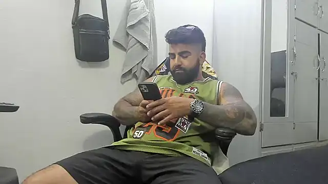 Snapshot of Lyon_vach chatting on 02.04.25 Lyon vach online show from 02.04.25