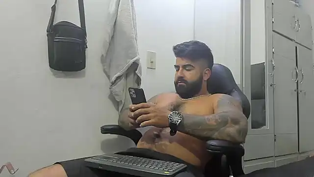 Snapshot of Lyon_vach chatting on 02.04.25 Lyon vach online show from 02.04.25