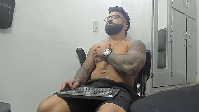 Snapshot of Lyon_vach chatting on 02.05.25 Lyon vach online show from 02.05.25