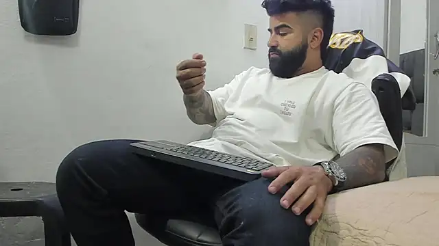 Snapshot of Lyon_vach chatting on 02.10.25 Lyon vach online show from 02.10.25