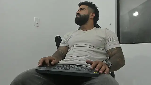 Snapshot of Lyon_vach chatting on 02.23.25 Lyon vach online show from 02.23.25