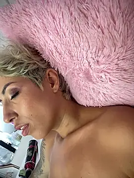 Snapshot of MONSYHOT1 chatting on 02.01.25 MONSYHOT1 online show from 02.01.25