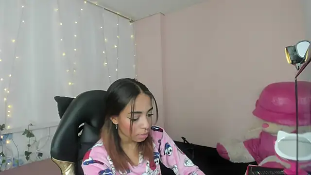 Snapshot of Abigail_Wilson_ chatting on 02.05.25 Abigail Wilson online show from 02.05.25