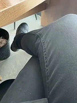 Snapshot of homidor chatting on 02.15.25 homidor online show from 02.15.25