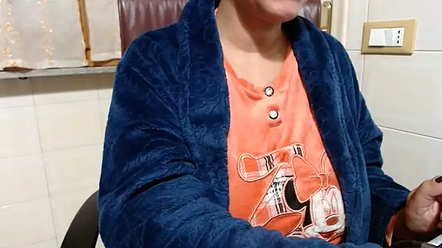 Snapshot of Foxlady2271 chatting on 12.04.25 Foxlady2271 online show from 12.04.25