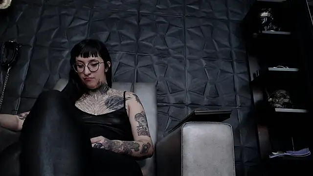 Agata Darkness online show from 12.20.25