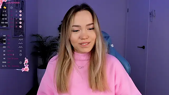 Snapshot of Evia_r0se chatting on 12.10.24 Evia r0se online show from 12.10.24