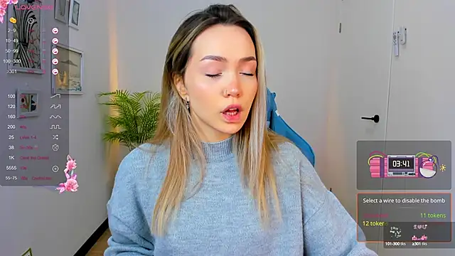 Snapshot of Evia_r0se chatting on 12.19.24 Evia r0se online show from 12.19.24