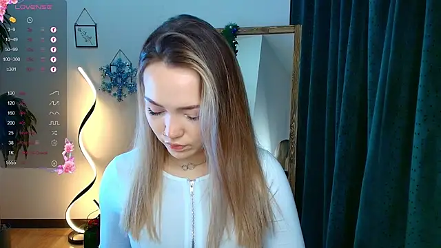 Snapshot of Evia_r0se chatting on 12.21.24 Evia r0se online show from 12.21.24