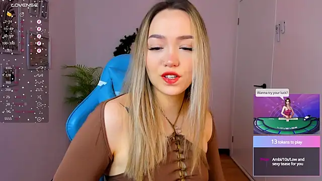 Snapshot of Evia_r0se chatting on 12.29.24 Evia r0se online show from 12.29.24