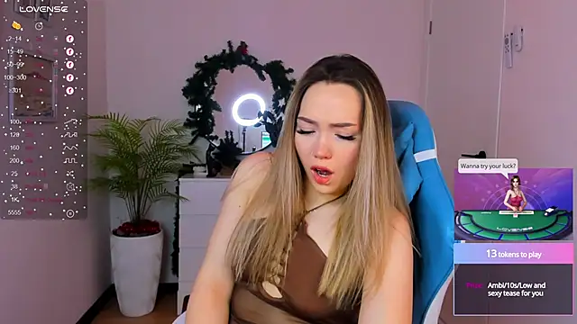 Snapshot of Evia_r0se chatting on 12.29.24 Evia r0se online show from 12.29.24