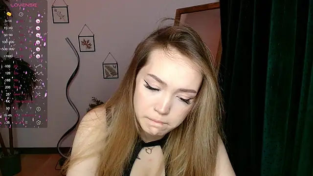 Snapshot of Evia_r0se chatting on 01.22.25 Evia r0se online show from 01.22.25