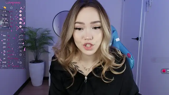 Snapshot of Evia_r0se chatting on 01.28.25 Evia r0se online show from 01.28.25