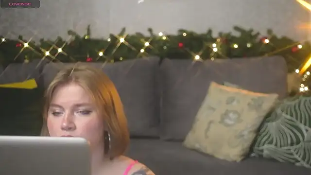 Snapshot of Kira_Citro chatting on 12.17.24 Kira Citro online show from 12.17.24