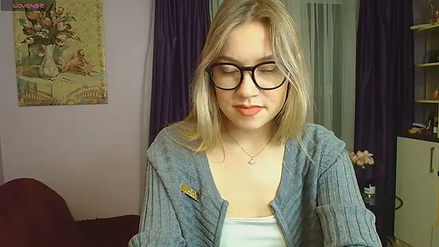 Snapshot of TaylorBre chatting on 12.11.24 TaylorBre online show from 12.11.24