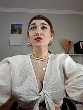 Snapshot of FoxRineHelen chatting on 02.19.25 FoxRineHelen online show from 02.19.25