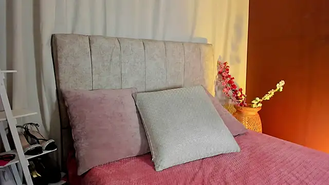 Little Ivy online show from 09.25.25