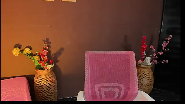 Little Ivy online show from 12.02.25