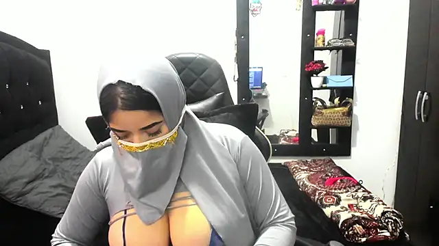 janna isa online show from 10.26.25