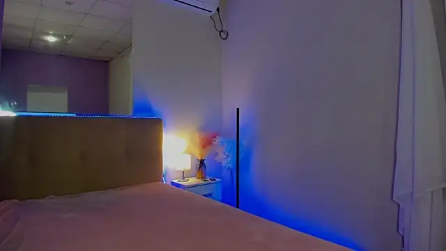 Laura Leee online show from 10.04.25