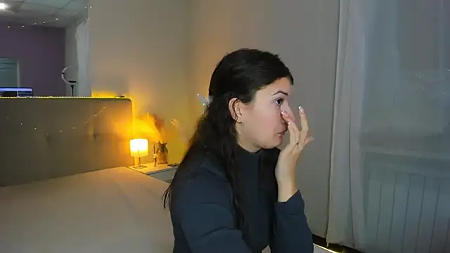 Laura Leee online show from 11.19.25