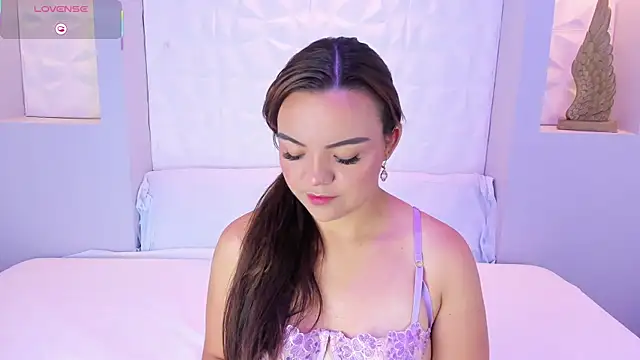 EmilyRouss  online show from 11.04.25