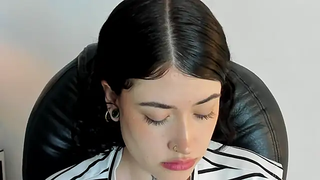 Snapshot of melody_suarez chatting on 12.17.24 melody suarez online show from 12.17.24