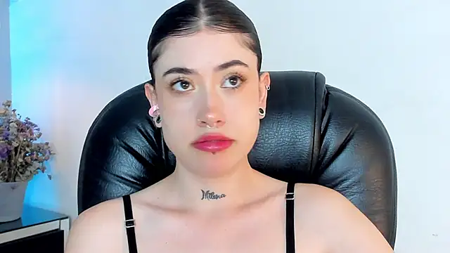 Snapshot of melody_suarez chatting on 12.31.24 melody suarez online show from 12.31.24