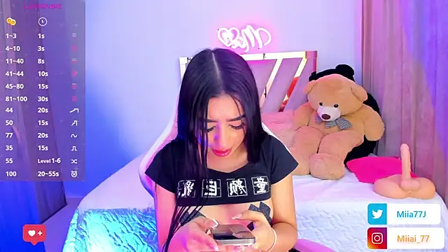 Snapshot of Miia77_ chatting on 09.19.25 Miia77  online show from 09.19.25