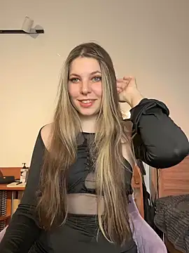 Snapshot of Annie_aww chatting on 03.13.25 Annie aww online show from 03.13.25