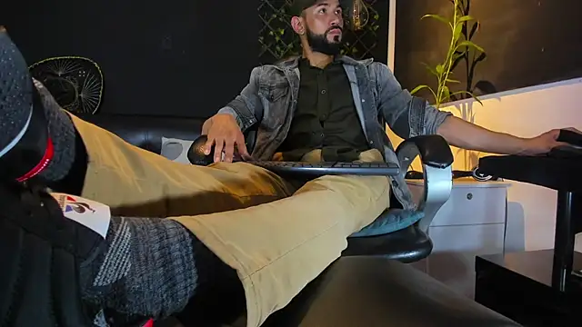 Snapshot of alessandro_wye chatting on 02.13.26 alessandro wye online show from 02.13.26